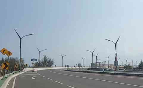 Tiang penerbangan jalan umum menggambarkan bangau yang sedang berdiri. | Dokumen pribadi