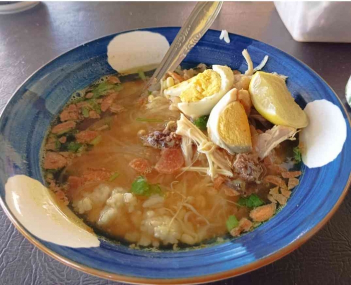 Soto di kedai Soto Pahlawan, bukan satu-satunya menu yang dihidangkan (dokpri)