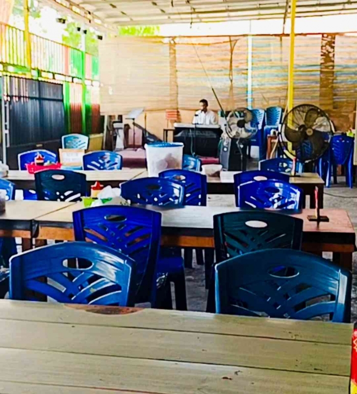 Ada pemusiknya juga yang setia menghibur pengunjung dengan lagu-lagu Jawa(dokpri)