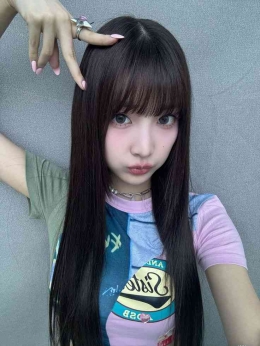 Terlepas dari rambutnya yang tipis, Minseo adalah salah satu idol K-pop cewek paling hair goals. Rambutnya lurus lembut. (sumber: Weverse)