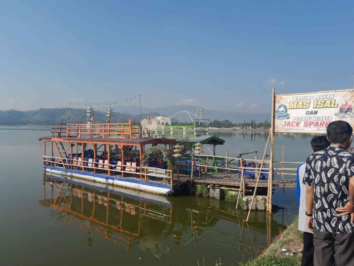Kapal kayu siap bawa penumpang keliling rawa (dokpri)