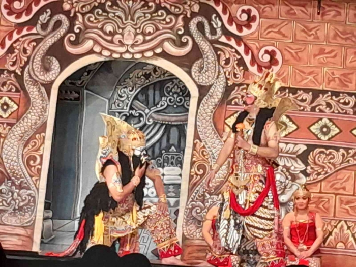 Raja Rahwana menitipkan sebuah kembang kepada patih Prahasta (dokpri)