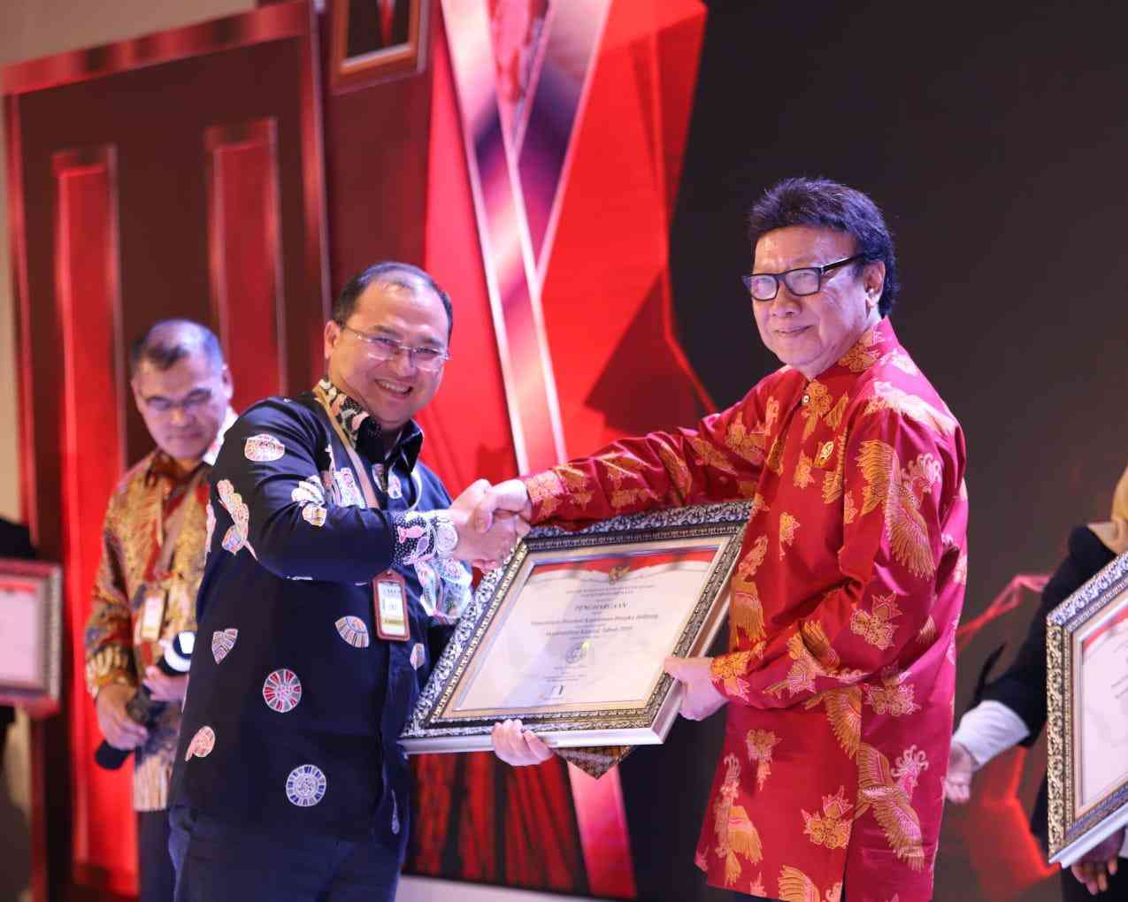 Penghargaan SAKIP Award 2018 Dengan Predikat B Diterima Erzaldi Rosman ...