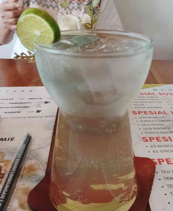 Pesan Leci peach di Omah makan dan oleh-oleh Nusantara Kota Madiun (dokpri)