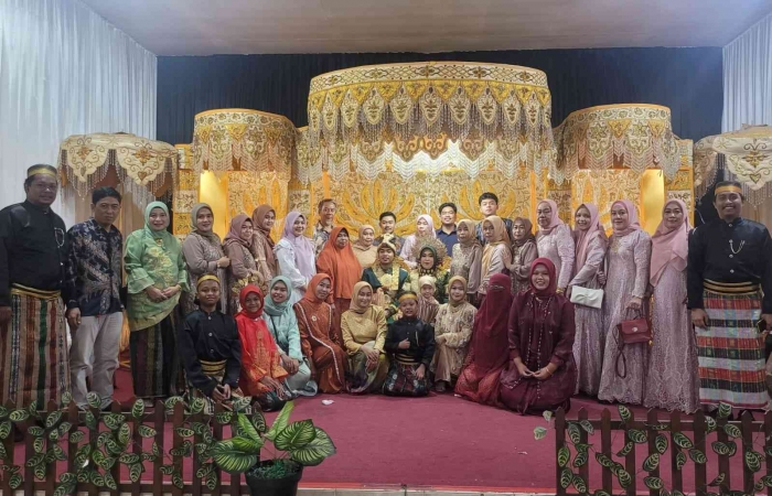 Mempelai Etnis Bugis berfoto bersama keluarga besar (Sumber: Dokumentasi Pribadi)