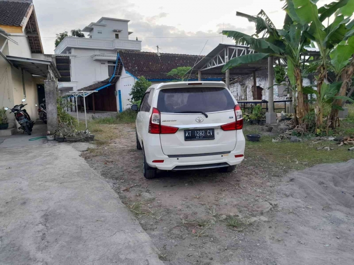 Mobil Pak Wiwin diparkir di halaman tetangga ibunda (dokpri)