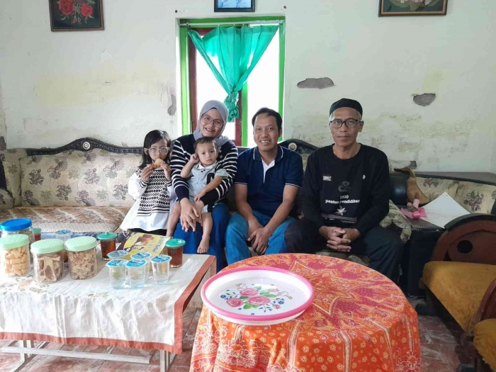 Pak Wiwin bersama istri dan dua anaknya (dokpri)