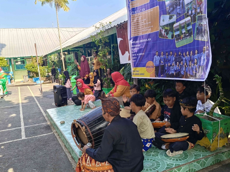 Tari Rudat Melestarikan Budaya Sasak Melalui Ekstrakurikuler Tari Rudat