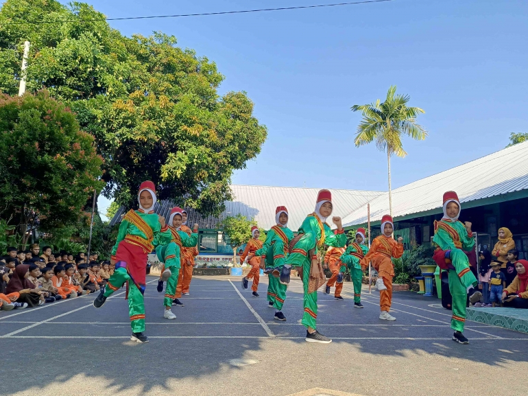 Tari Rudat Melestarikan Budaya Sasak Melalui Ekstrakurikuler Tari Rudat