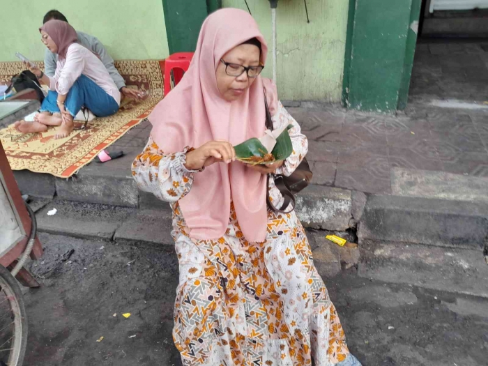 Pinjam kursi penjual soto ayam (dokpri)