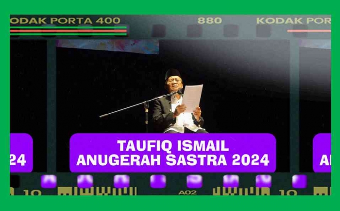 Sastrawan Taufiq Ismail terima Anugerah Sastra dan Kebudayaan 2024. Foto: Isson Khairul