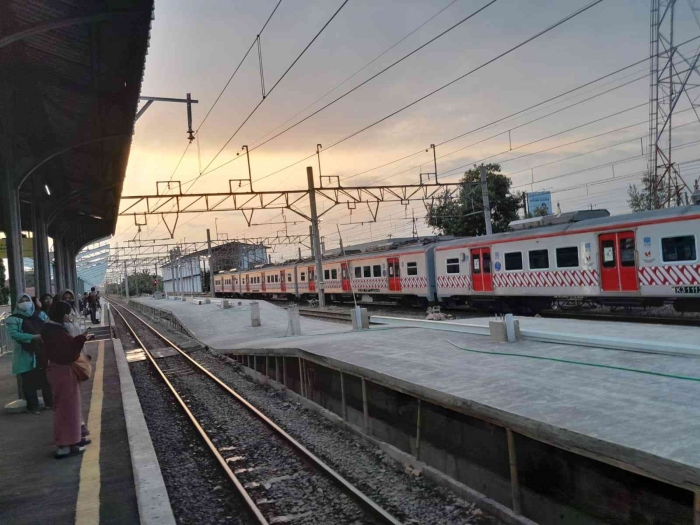 Calon penumpang berdiri di luar garis kuning (dokpri)