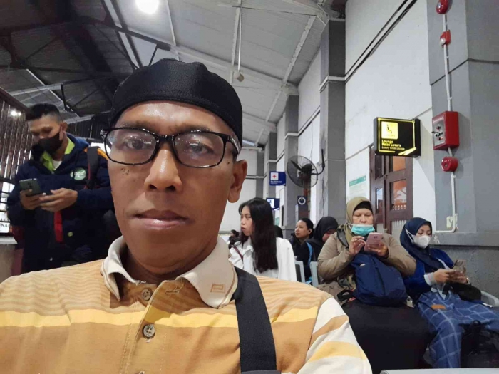 Duduk di ruang tunggu Stasiun Klaten (dokpri)