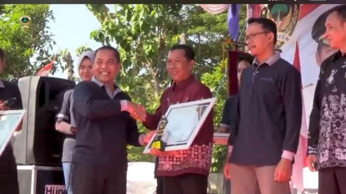 Penyerahan penghargaan Desa terbaik BBGRM XXI tahun 2024(dokpri)