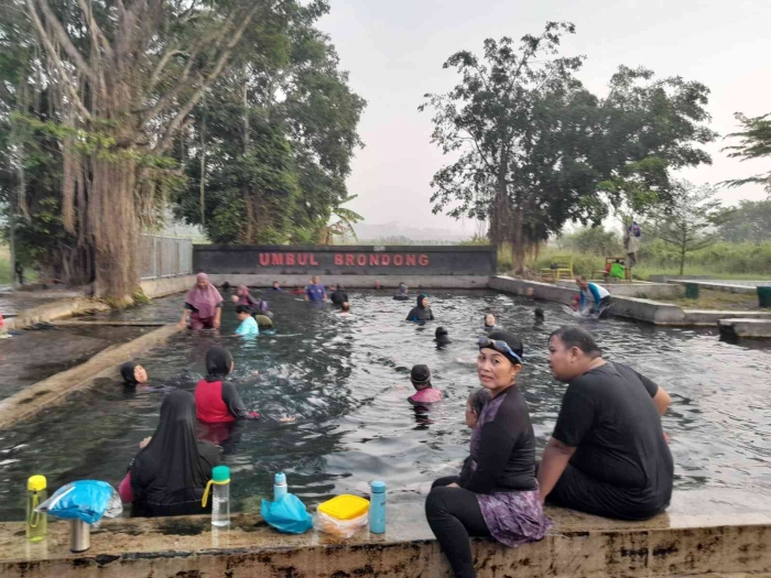 Kolam induk digemari pengunjung (dokpri)