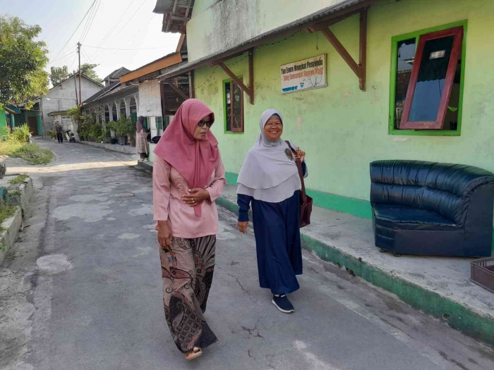 Adik Tarti menemani ustazah berjalan (dokpri)