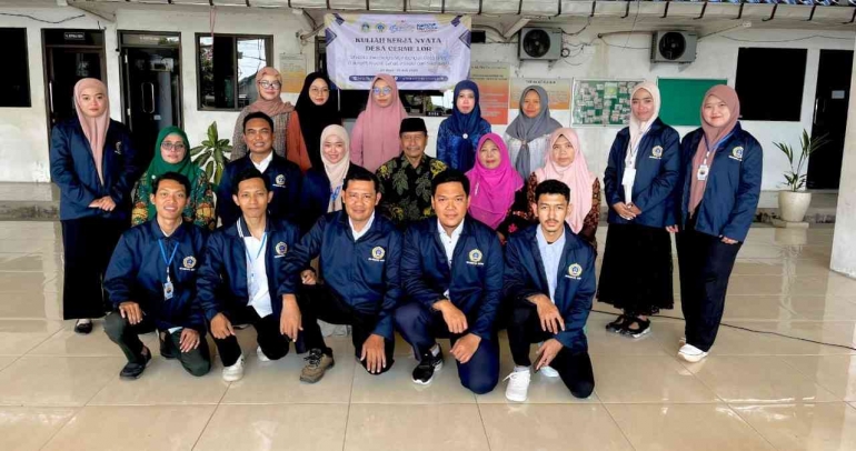Foto Mahasiswa KKN besama DPL dan Pengurus Desa