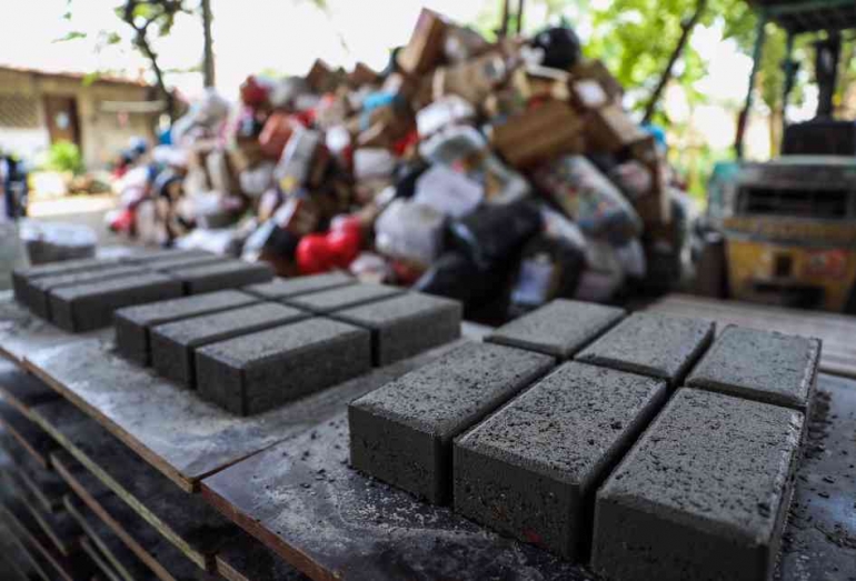 Paving Block Plastik Cara Efektif Pemanfaatan Sampah Plastik Menjadi Paving Block untuk ...
