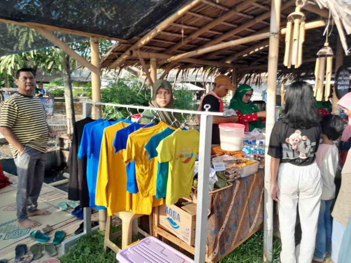 Ada suvenir kaos dijual (dokpri)