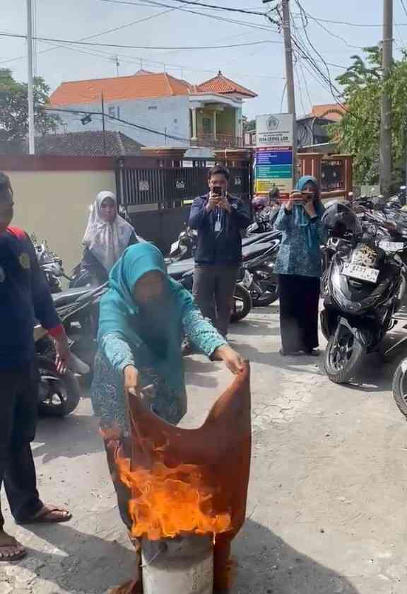Perwakilan Ibu PKK Melakukan Simulasi Pemadaman Api/dokpri