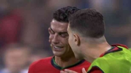 Momen CR7 menangis saat jeda extra time dan ditenangkan Diogo Dalot. sumber : www.mirror.co.uk