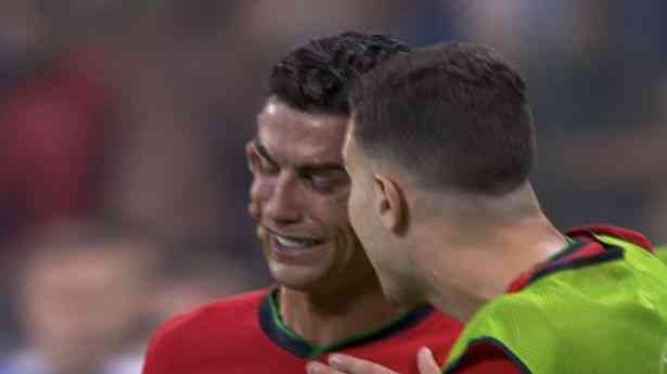 Momen CR7 menangis saat jeda extra time dan ditenangkan Diogo Dalot. sumber : www.mirror.co.uk