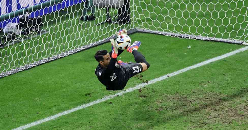 Penjaga Gawang Portugal, Diogo Costa Catatkan Sejarah Baru Di Kejuaraan ...