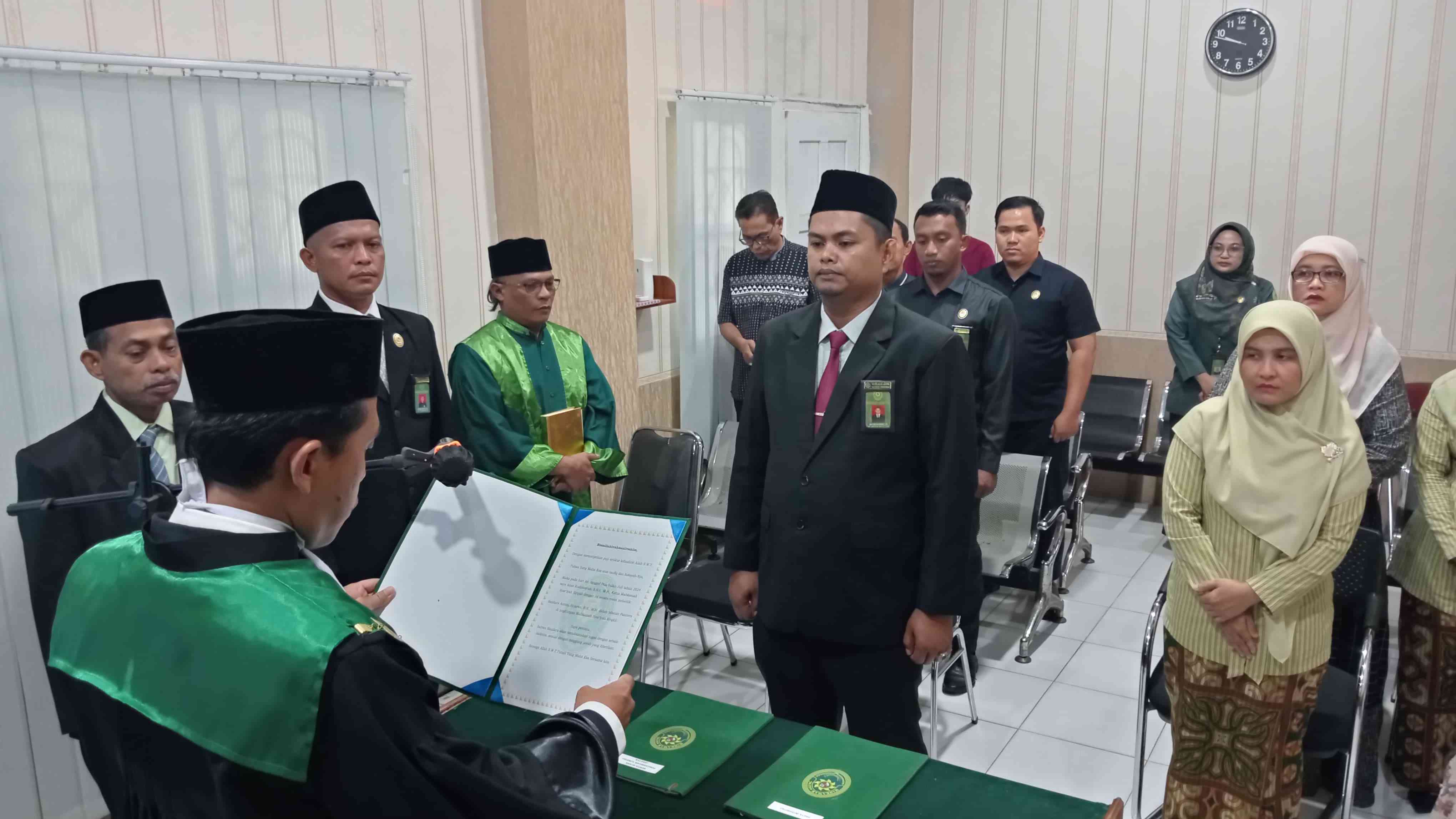 Ketua Mahkamah Syar'iyah Singkil Melantik Antoni Sujarwo Sebagai ...