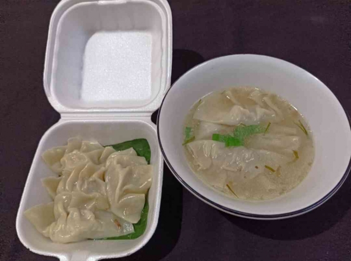 Pangsit rebus kuah Mbak Pi'i Yummi (dokpri)
