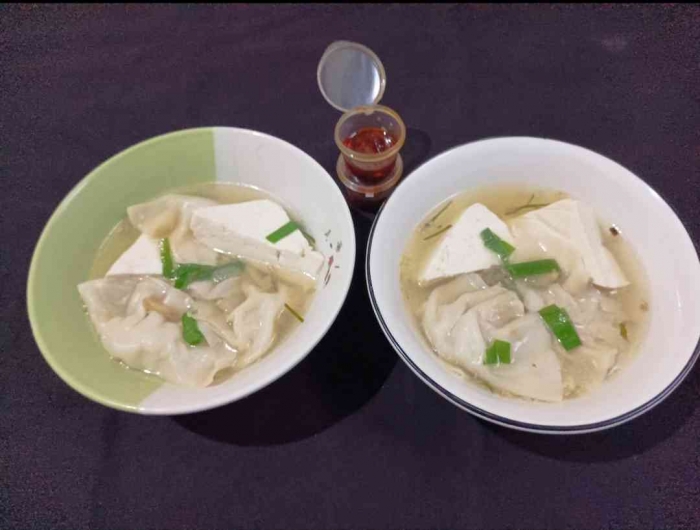 Pangsit rebus Mbak Pi'i Yummi dengan pedasnya yang huhui. Kutambahi tahu putih (dokpri)