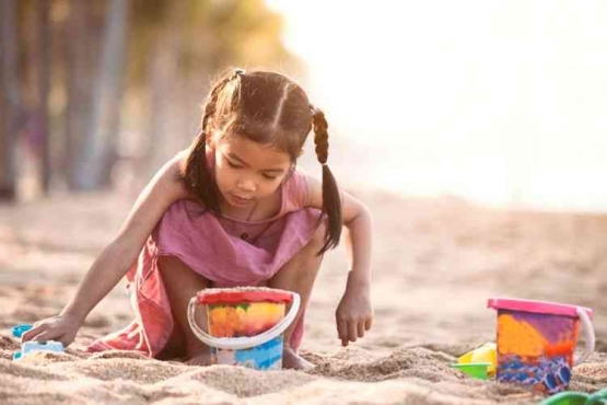 Ilustrasi anak bermain di pantai. (Sumber: Sasiistock via kompas.com)