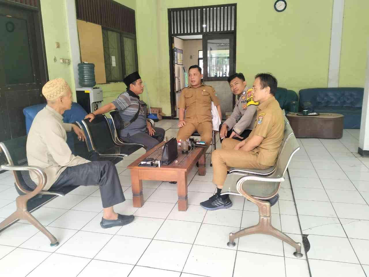 Bhabinkamtibmas Bripka Novrizal Laksanakan Sambang Di Desa Pasir Gadung ...