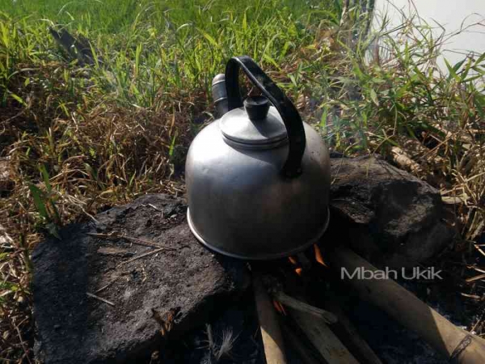 Bos duduk-duduk di gubuk membuat kopi untuk pekerja. | Dokpri