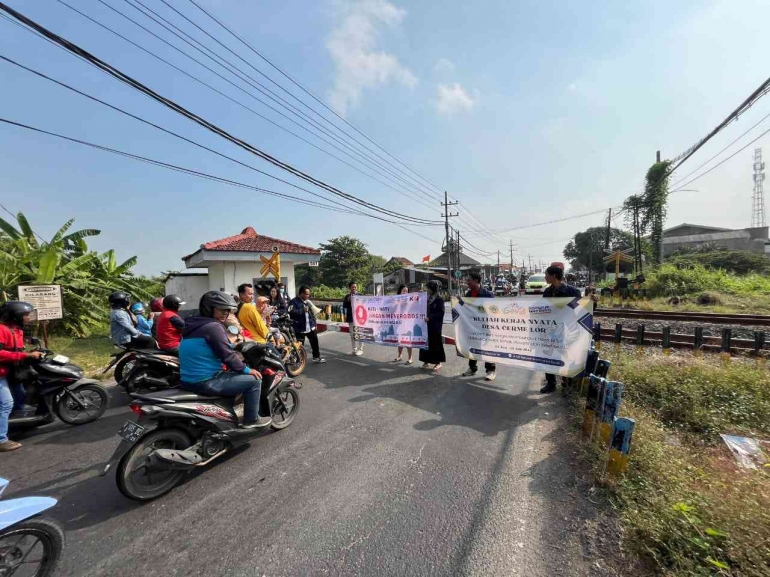 Mahasiswa KKN turun ke jalan untuk melakukan edukasi keselamatan perlintasan kereta api (Dokumentasi Pribadi)