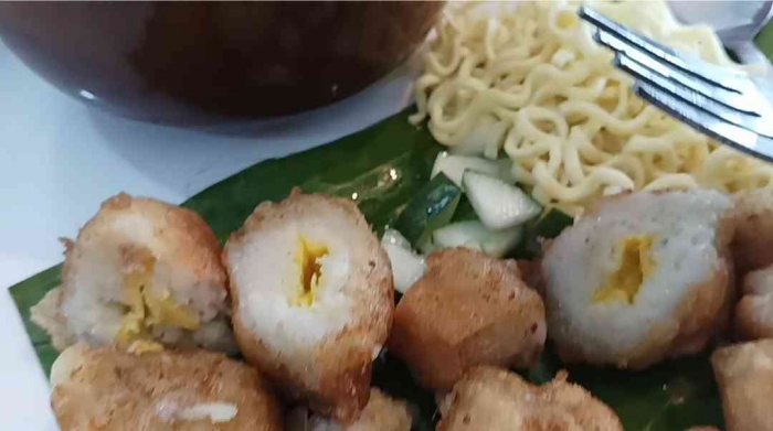Pempek Lenjer dan pempek Telok yang sudah dipotong-potong dan disajikan bersama mie, mentimun dan kuah cuko (dokpri)