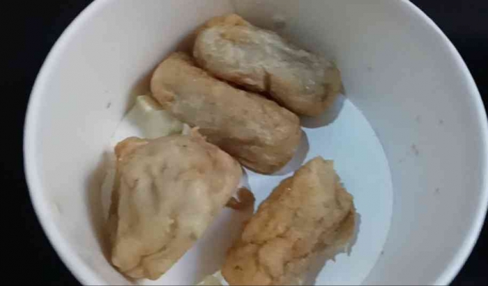 Pempek Lenjer berbentuk tabung tanpa isian. Pempek Telok seperti kapal selam, tapi isiannya telur sedikit (dokpri)