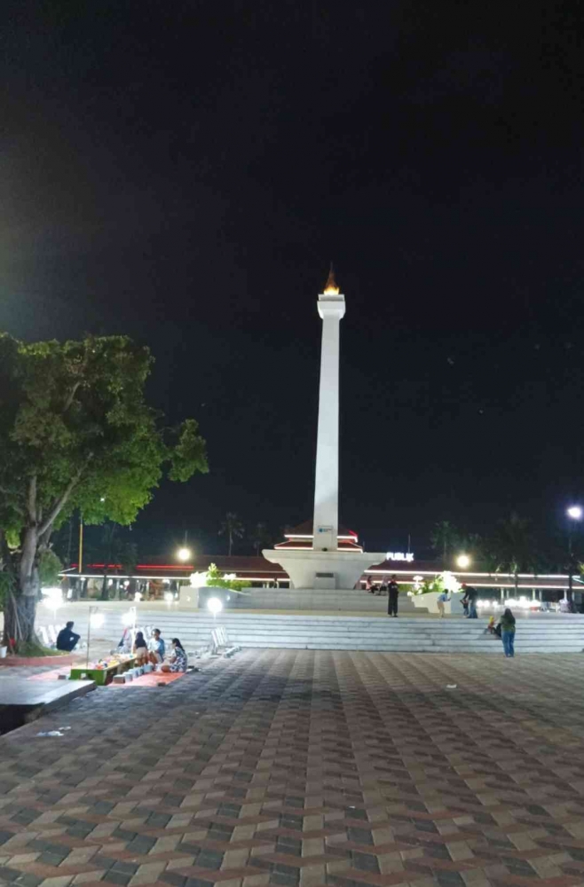 Suasana Malam di Miniatur Monas Kota Madiun (dokpri)