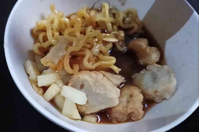 Menikmati pempek dengan kuah cuko yang asam manis segar dengan mentimun dan mie rebus(dokpri)