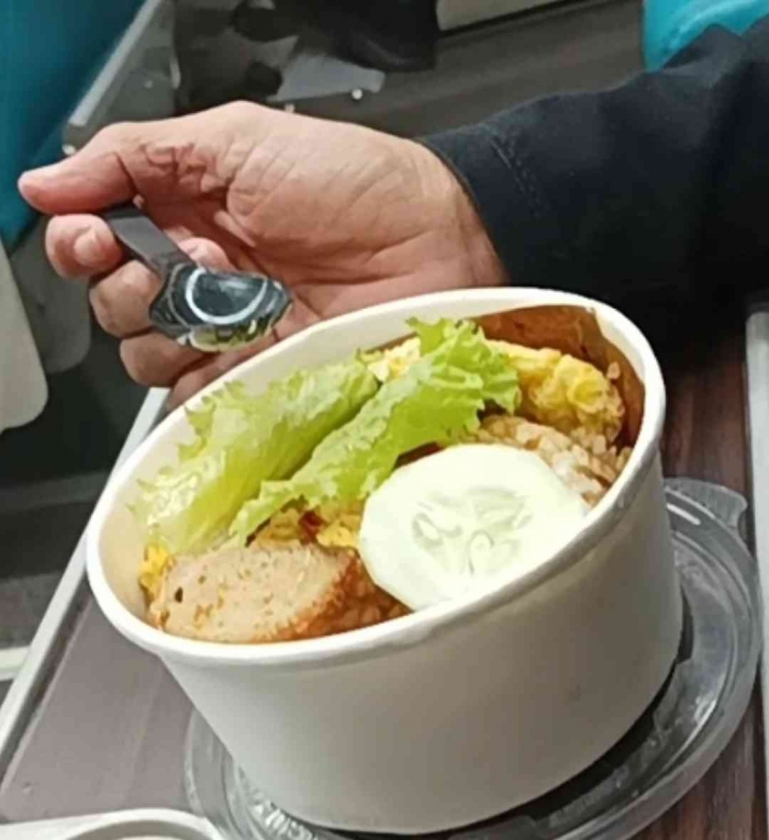 Bawa bekal nasgor lauk telor dadar dan galantin bandeng dikasih murid alumni. (Dokumentasi Pribadi)