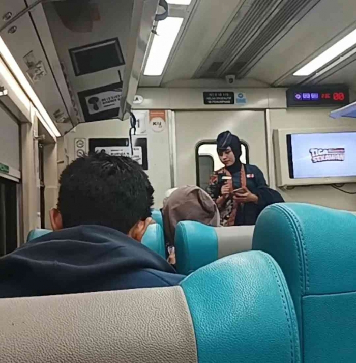 Pramu kereta mengecek dan mengingatkan penumpang yang akan turun di stasiun terdekat. (Dokumentasi Pribadi)