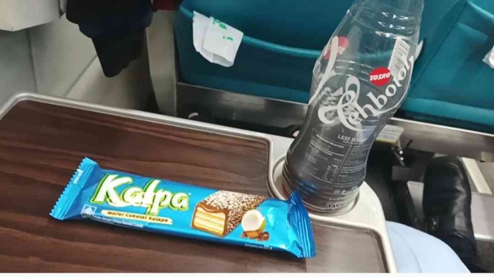 Tara.... ternyata di dalam pegangan kursinya ada meja alas makan. Hihihi....(Dokumentasi Pribadi)