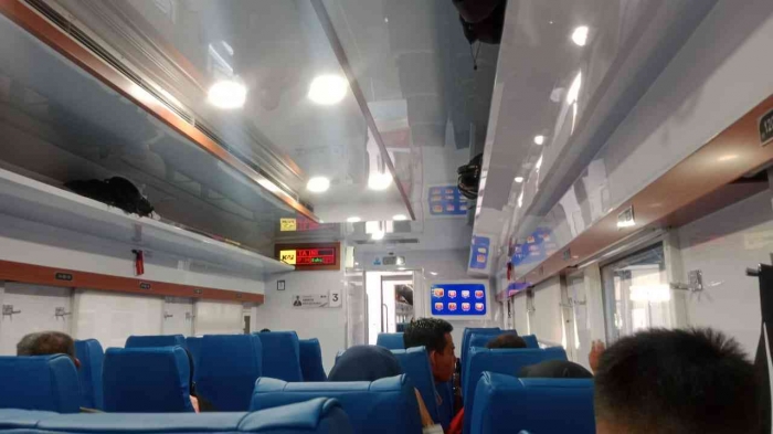 Kondisi kabin kereta saat berjalan. - Dokpri