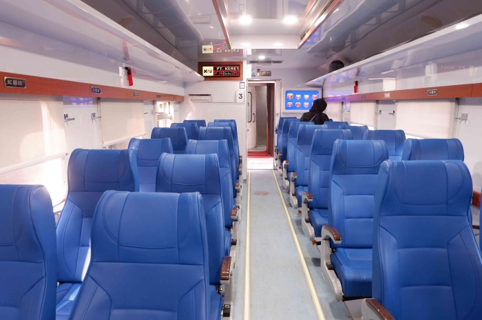 Kursi biru menjadi ciri khas kereta kelas ini. - Dokumentasi Pribadi