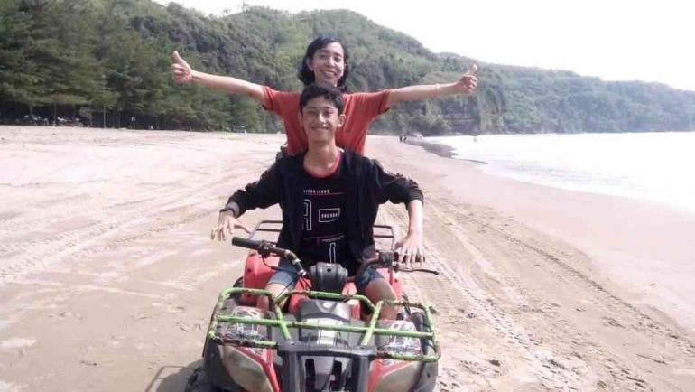 Gelombang yang bersifat konstruktif akan meninggalkan material di pantai. (Doc. Pribadi)