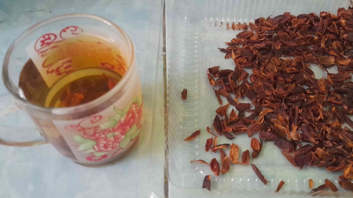 Teh cascara racikan sendiri dari kulit buah kopi sendiri, alami (dok foto: Greg Nafanu)