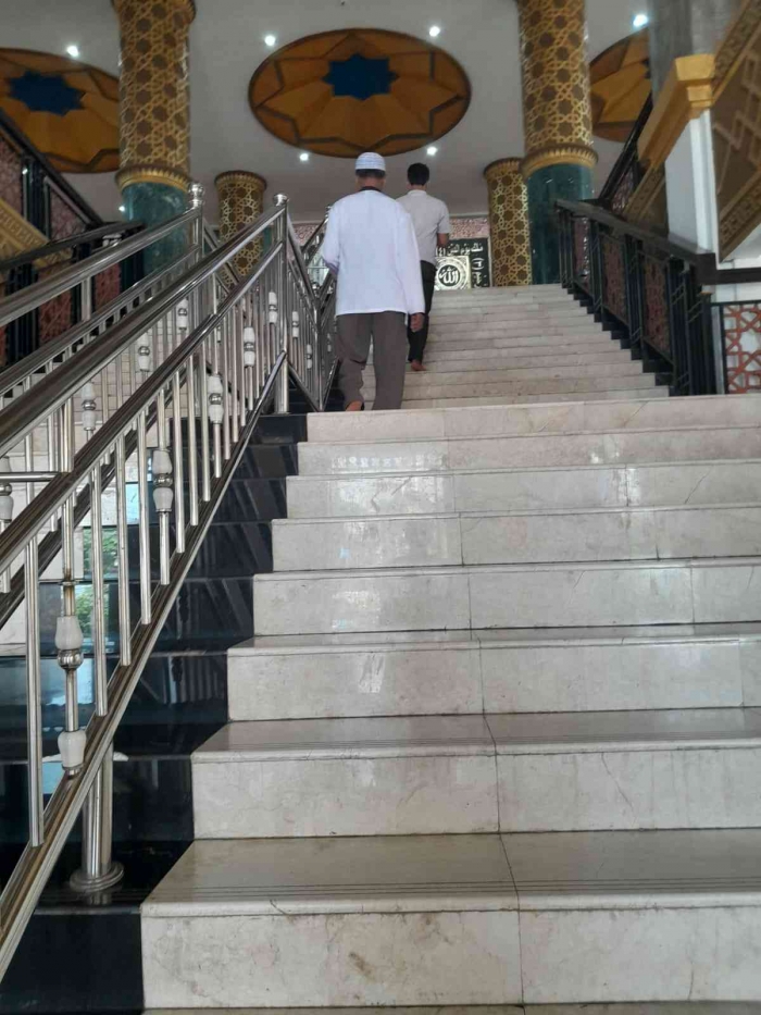 Tangga menuju lantai 2 masjid Al-Aqsha Klaten (dokpri)
