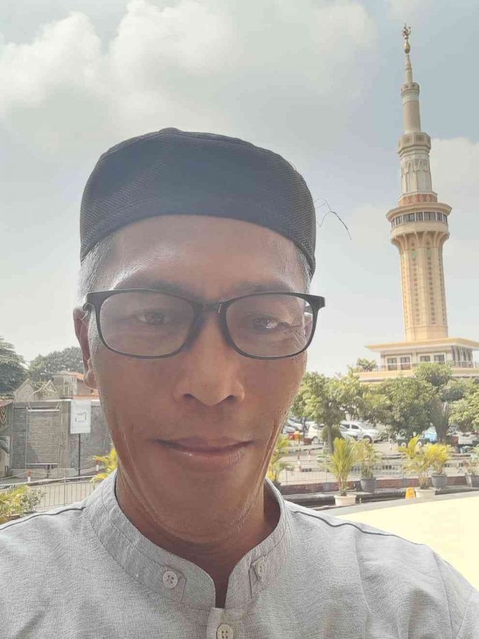 Berswafoto dengan latar salah satu menara masjid Al-Aqsha Klaten (dokpri)