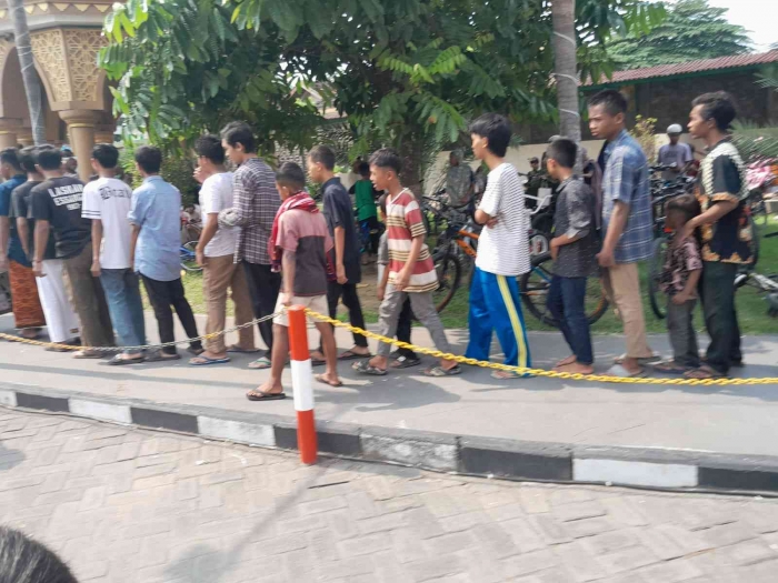 Anak-anak dan remaja antre untuk mendapatkan makanan Jumat berkah (dokpri)