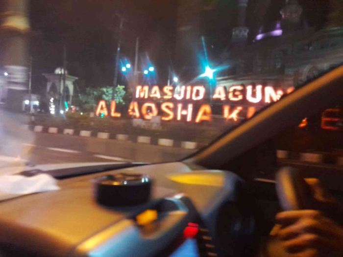 Papan nama masjid terpantau pada malam hari (dokpri)