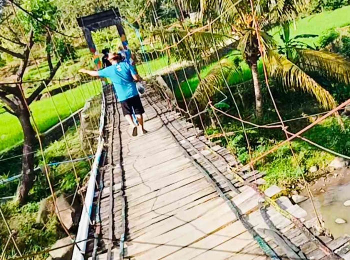 Pengalaman Melintasi Jembatan Gantung yang Mendebarkan(dokpri)